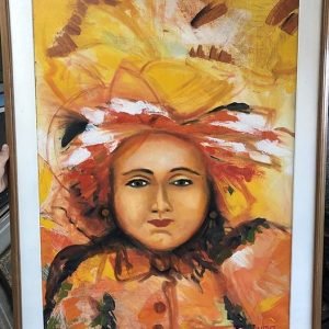 SE?ORA CON OJOS VERDES SOMBREROS AMARILLO Y ROJO