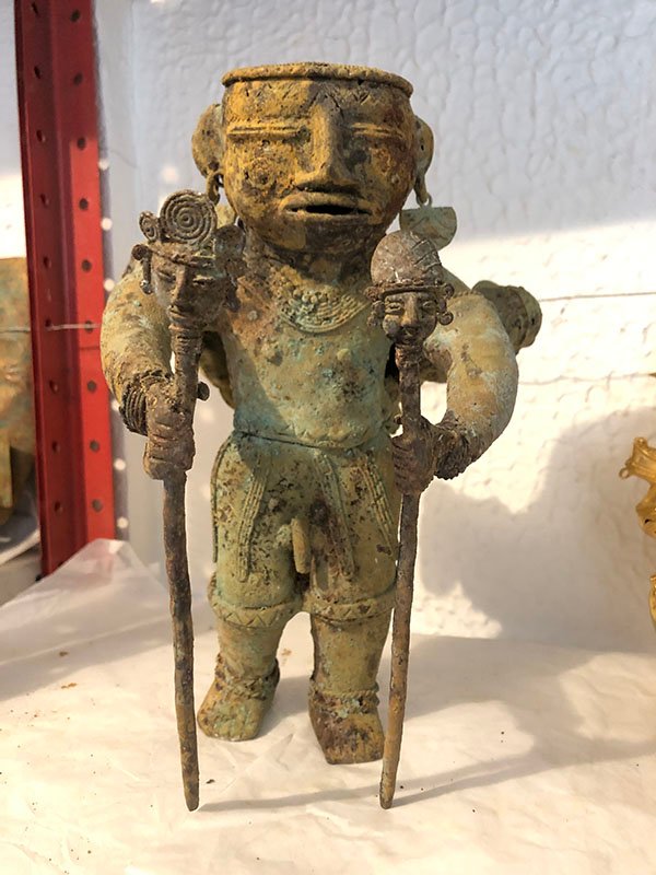 443.jpg INDIO CON 2 BASTONES Y DOS ANIMALES MUERTOS - Image 1