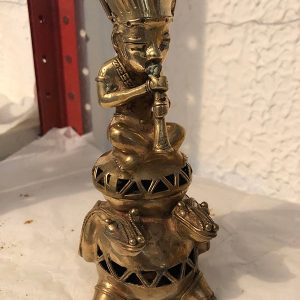 INDIO CON FLAUTA SOBRE 2 SERPIENTES