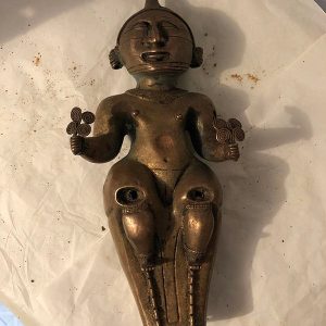 SE?ORA CON HUECOS EN AMBAS RODILLAS Y FLORES EN LAS MANOS