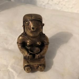 INDIGENA CON VACIJA EN EL MEDIO DE LOS PIES