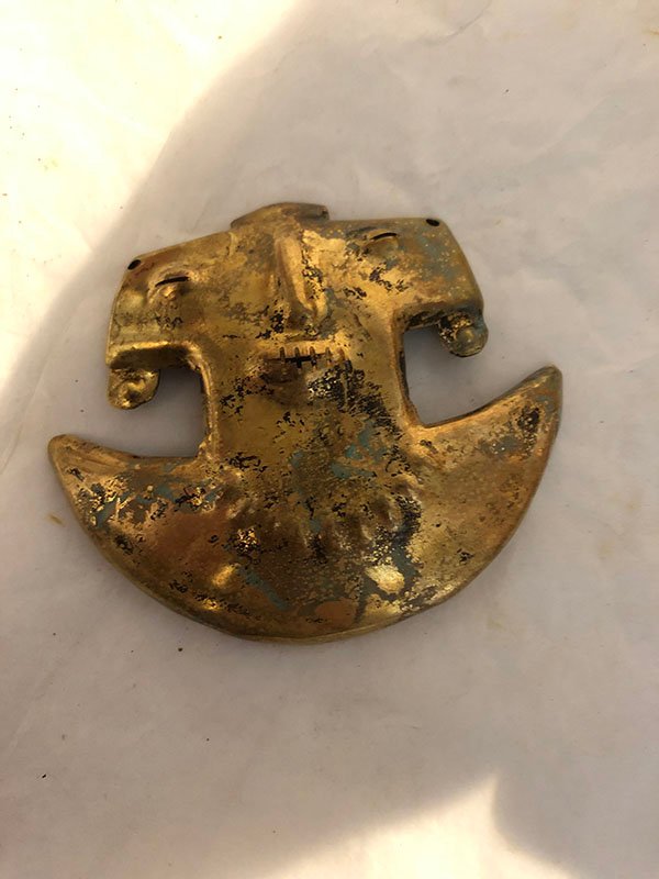 510.jpg PUNTA DE HACHA DORADA GOLPEADA EN EL CENTRO - Image 1