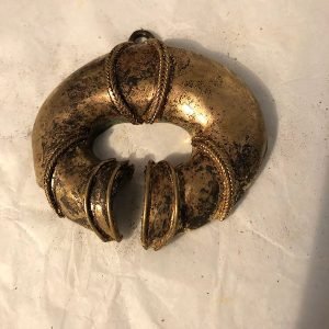 NARIGUERA EN FORMA DE FRIJOL CON CUERDA DORADA EN EL CENTRO