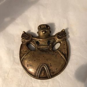 HOMBRE GORDO CON FALDON DORADO EXTENDIDO