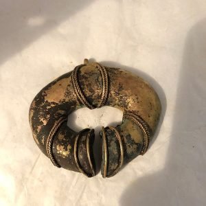 NARIGUERA EN FORMA DE FRIJOL CON CUERDA DORADA EN EL CENTRO OXIDADO