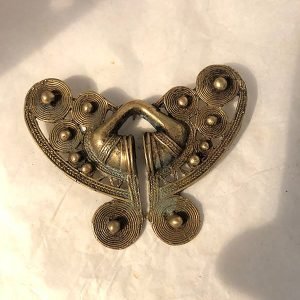 MARIPOSA CON BOLAS DE ORO SOBRE ESPIRALES CIRCULARES