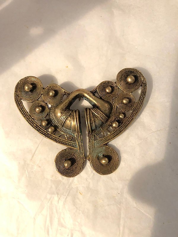 519.jpg MARIPOSA CON BOLAS DE ORO SOBRE ESPIRALES CIRCULARES - Image 1