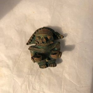 HOMBRE CON DOS PLATOS EN LAS MANOS OXIDADO