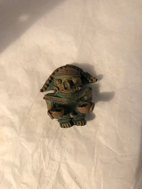 528.jpg HOMBRE CON DOS PLATOS EN LAS MANOS OXIDADO - Image 1