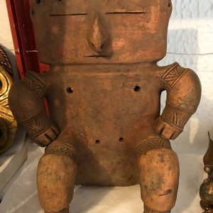 MU?ECO SENTADO CON MANOS EN LA CINTURA