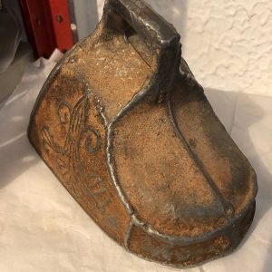 ESTRIBO METALICO CERRADO CON COHETE LATERAL