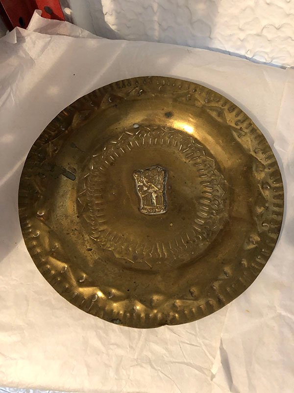 548.jpg PLATO DORADO CON UN SIMBOLO ILEGIBLE EN EL MEDIO - Image 1