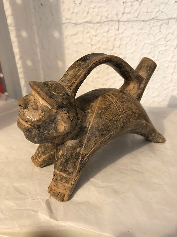 554.jpg JARRON CON FORMA DE PERRO Y CARA DE HUMANO - Image 1