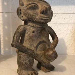 INDIO SUJETANDO EL MIEMBRO