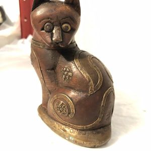 GATO CON ADORNO DORADO