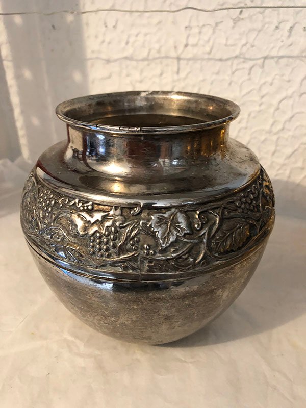 607.jpg JARRON EN PLATA DECORACION CON UVAS Y HOJAS EN PUNTA - Image 1