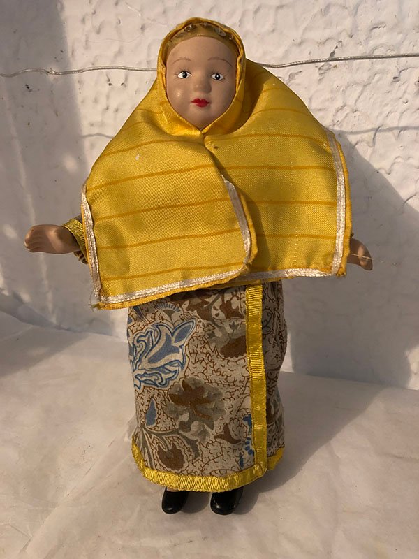 612.jpg MU?ECA EN PORCELANA PA?OLETA AMARILLA EAU - Image 1