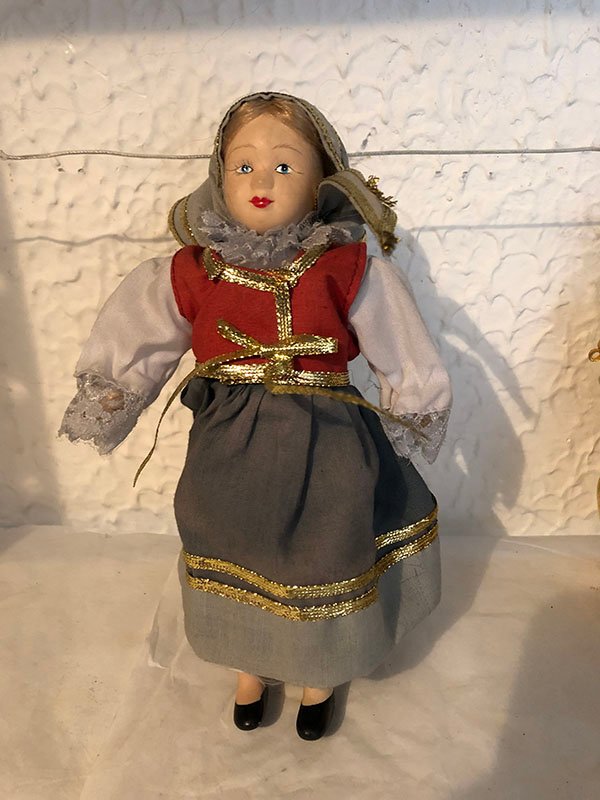 614.jpg MU?ECA CON FALDA GRIS BORDADA DORADO Y CHALECO ROJO - Image 1