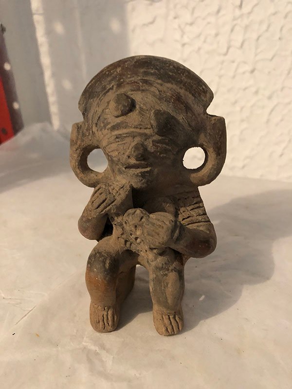 620.jpg INDIO SENTADO COMIENDO CON MANO DERECHA Y 2 HUECOS EN LAS OREJAS - Image 1