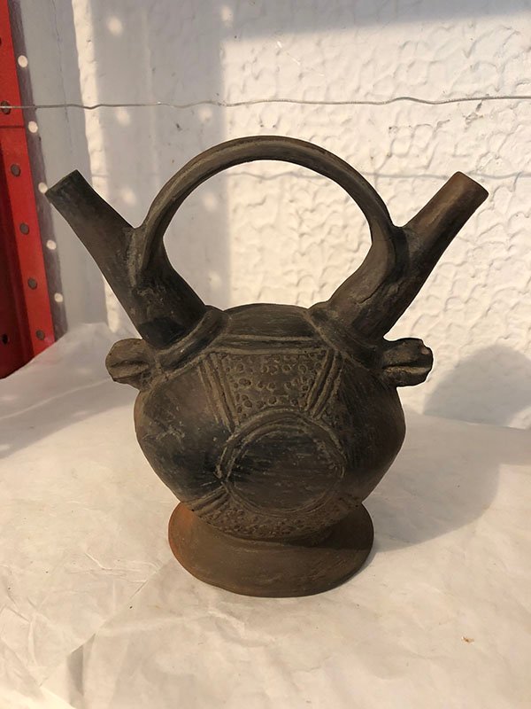 621.jpg JARRON CARA CON VESTIDO Y CRESTA CON 2 BOQUILLAS - Image 1