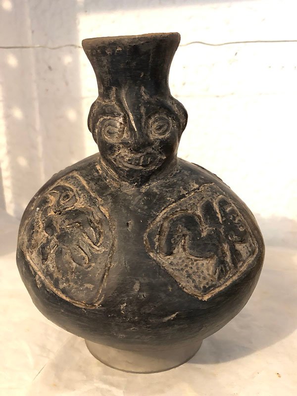 625.jpg JARRON NEGRO FIGURA DE AVES Y EN EL CUELLO BOTELLA UN ROSTRO - Image 1