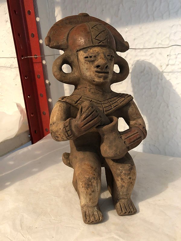 626.jpg INDIO CON 2 HUECOS EN LAS OREJAS MACHACANDO ALGO - Image 1