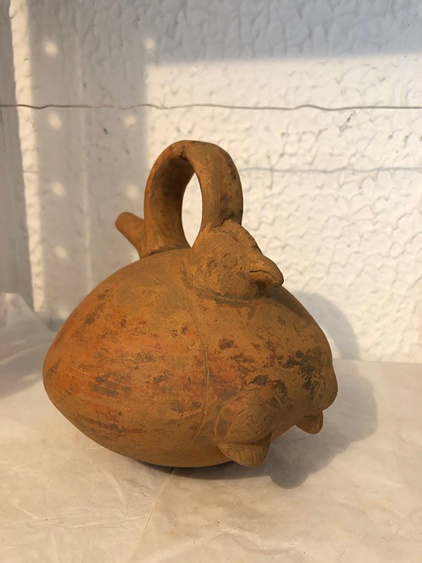 630.jpg TETERA DE BARRO CON PAJARO Y DOS PATAS REDONDAS - Image 1