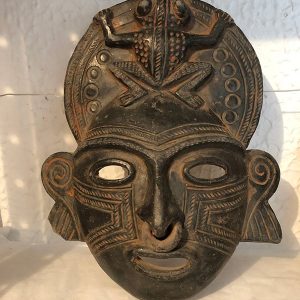 MASCARA DE MUJER CON NARIGUERA Y RANA EN LA CORONA