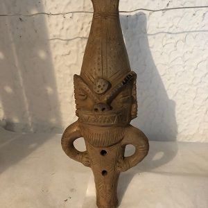 FLAUTA CON CARA DE DEMONIO Y PEINADO LARGO HACIA ARRIBA