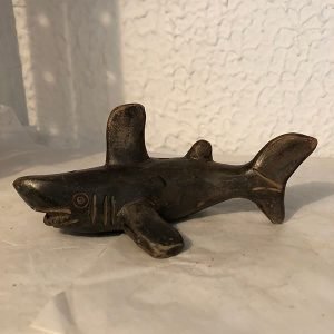 TIBURON EN PIEDRA CON CARA DE MALO Y ALETA CUADRADA