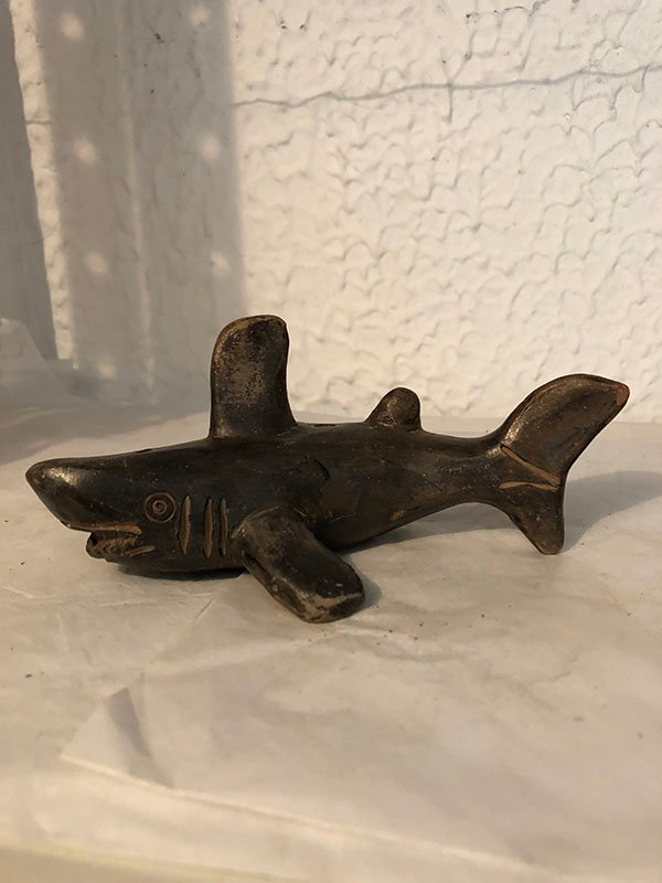 646.jpg TIBURON EN PIEDRA CON CARA DE MALO Y ALETA CUADRADA - Image 1