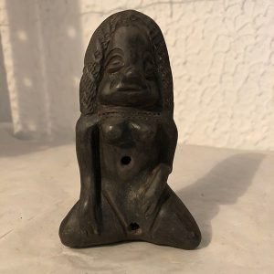 INDIGENA MUJER CON HUECOS EN EL CUERPO