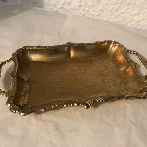 BANDEJA CON DECORACION EN EL CENTRO DE ELLA SALIDOS A LOS EXTREMOS