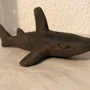 TIBURON EN PIEDRA CON CARA DE MALO Y ALETA CUADRADA