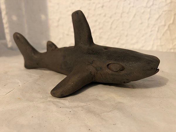 660.jpg TIBURON EN PIEDRA CON CARA DE MALO Y ALETA CUADRADA - Image 1