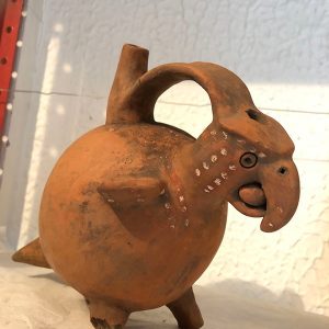 JARRON CON FORMA DE LORO CON PECAS BLANCAS