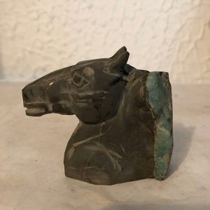 PIEDRA DE ESMERALDA CON CABALLO PEGADO A LA PARED