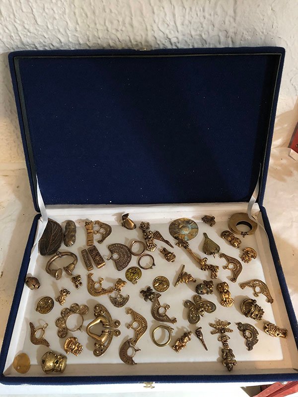 701.jpg ESTUCHE AZUL CON DIJES PRE-COLOMBIANOS - Image 1