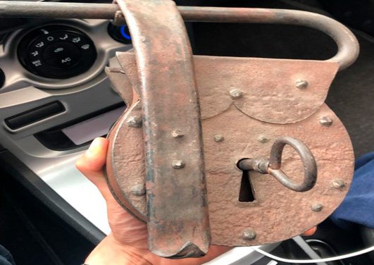 760.jpg CANDADO ANTIGUO GRANDE CON LLAVE - Image 1