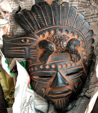 764.jpg MASCARA INDIGENA EN CERAMICA OOS RASGADOS CON CEJAS GRUESAS PEINADO INDIO COPETE DERECHO - Image 1