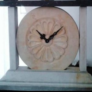 RELOJ TALLADO EN PIEDRA CON BASE EN MARMOL
