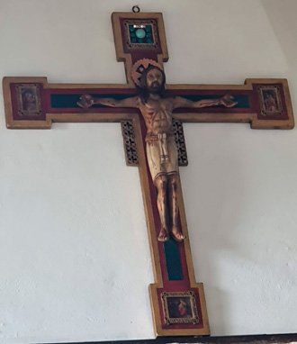 792.jpg CRISTO EN PORCELANA, SOBRE CRUZ EN MADERA, CON TRES MINIOBRAS EN OLEO Y PIEDRA SEMIPRECIOSAS - Image 1