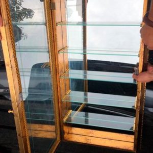 VITRINA CLASICA DE PARED,  FRANCESA, MARCO DORADO, CON PUERTA, SEIS ENTREPA¥OS EN VIDRIO