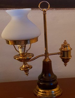 821.jpg LINDA LAMPARA ESTILO SUIZO, BRONCE Y MADERA - Image 1