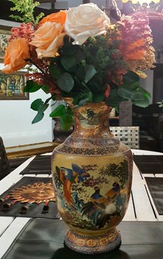 833.jpg LINDO FLORERO ANTIGUO EN PORCELANA, PINTADO A MANO, MOTIVO AVES DEL PARAISO - Image 1