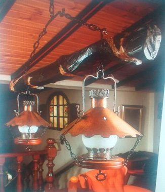 834.jpg ESPECTACULAR LAMPARA YUNQUE, EN MADERA Y BRONCE, DOS LUCES, PARA ESPACIOS GRANDES - Image 1