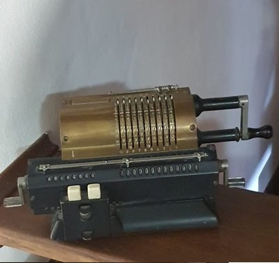 849.jpg ESPECTACULAR SUMADORA ANTIGUA EN BRONCE, ORIGINAL - Image 1