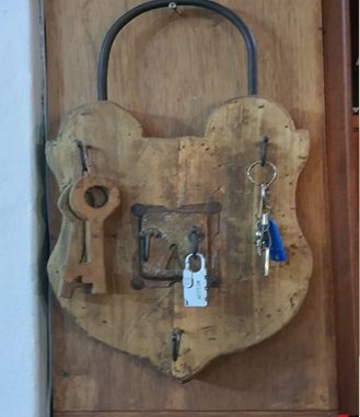 857.jpg ANTIGUO CANDADO PORTALLAVES EN MADERA, DECORATIVO RUSTICO - Image 1