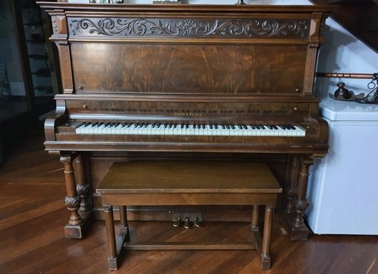 862.jpg ANTIGUO PIANO VERTICAL AMERICANO SMITH & BARNES, TALLADO A MANO, PERFECTO ESTADO, AFINADO EN TONALIDAD 440 - Image 1