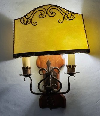 866.jpg LAMPARA DE PARED ESTILO SUIZO, DOS LUCES, BRONCE MADERA Y PAPEL DE ARROZ - Image 1